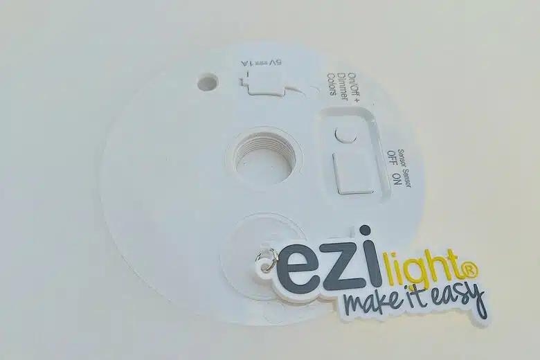 Sous le diffuseur du lampadaire EZIlight Solar Lamp XL : bouton d’allumage, prise USB et commande manuelle de secours.