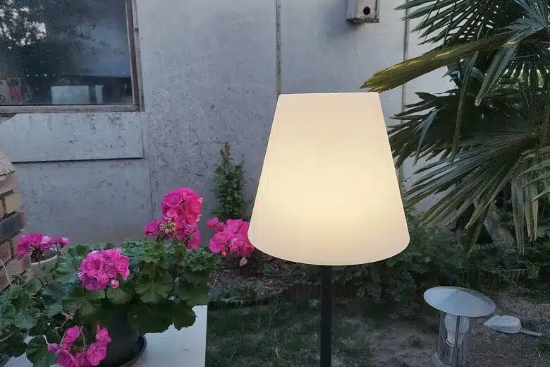 Le lampadaire EZIlight Solar Lamp XL en mode lumière blanche dès la tombée de la nuit : ambiance douce et chaleureuse.