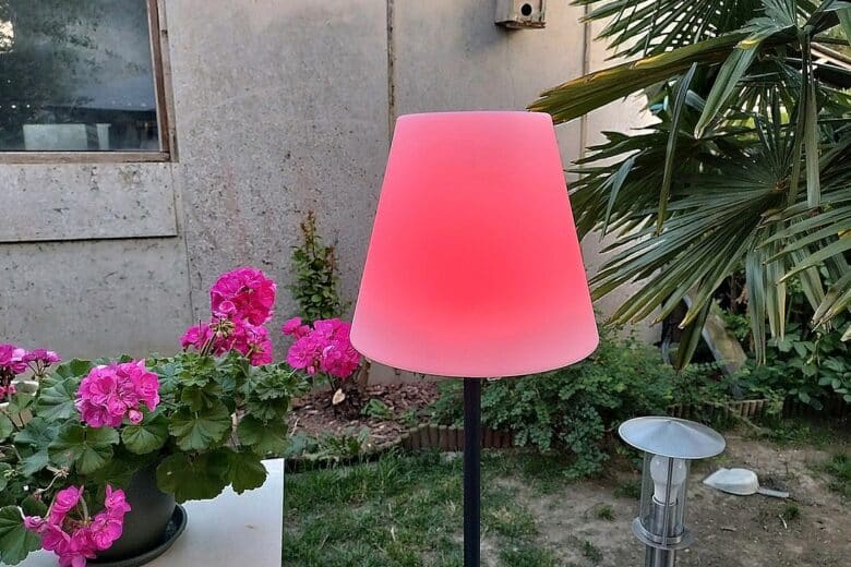 Ambiance tamisée en rouge : le lampadaire EZIlight Solar Lamp XL s’adapte à toutes les soirées grâce à ses 7 couleurs.