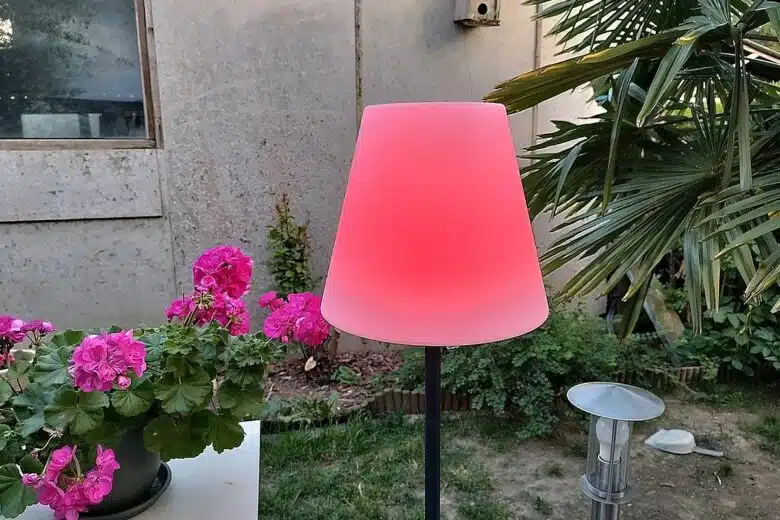 Ambiance tamisée en rouge : le lampadaire EZIlight Solar Lamp XL s’adapte à toutes les soirées grâce à ses 7 couleurs.