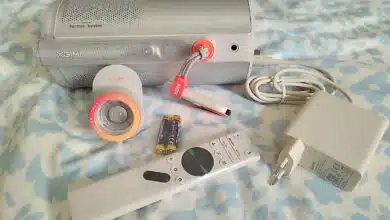 Le vidéoprojecteur XGIMI MoGo 4 accompagné de tous ses accessoires, prêt à l’emploi.