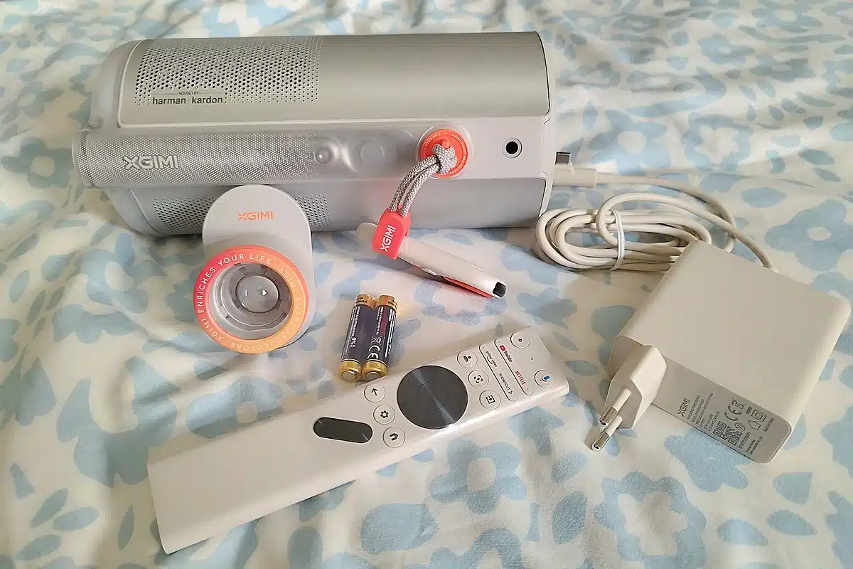 Le vidéoprojecteur XGIMI MoGo 4 accompagné de tous ses accessoires, prêt à l’emploi.