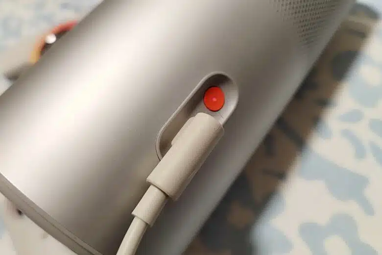Chargement du vidéoprojecteur XGIMI MoGo 4 via son port USB-C, simple et rapide.