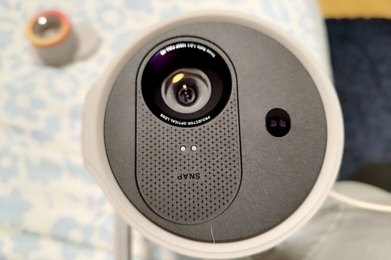 Vue rapprochée de la lentille et des capteurs optiques du XGIMI MoGo 4, technologie de précision.