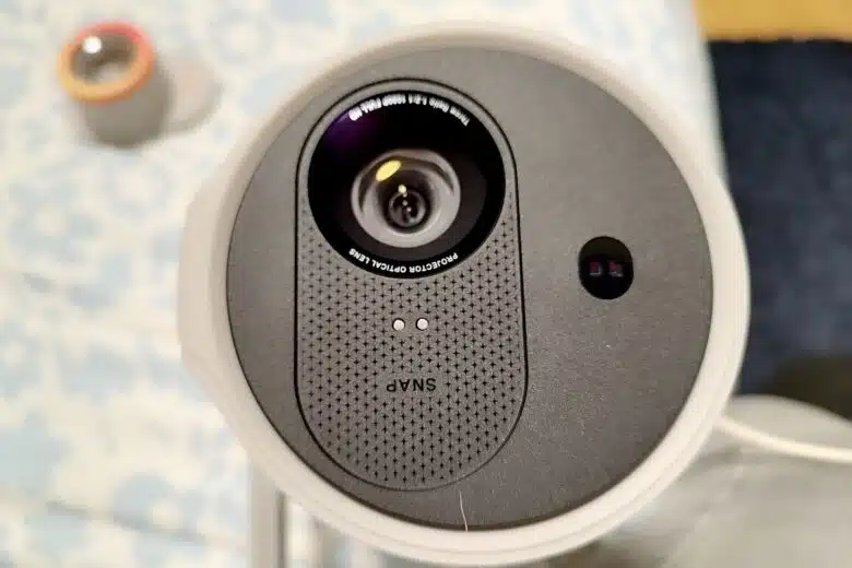 Vue rapprochée de la lentille et des capteurs optiques du XGIMI MoGo 4, technologie de précision.