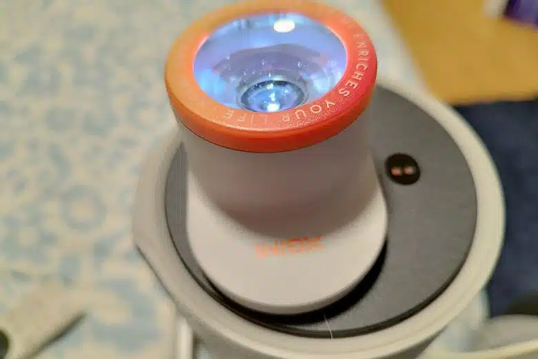 Le filtre magnétique Sunset du XGIMI MoGo 4 en place pour une ambiance chaleureuse instantanée.