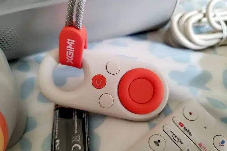 La mini télécommande rouge du XGIMI MoGo 4, à la fois ludique et fonctionnelle.