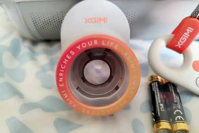  Zoom sur l’objectif du vidéoprojecteur XGIMI MoGo 4 avec son filtre Sunset magnétique inclus.