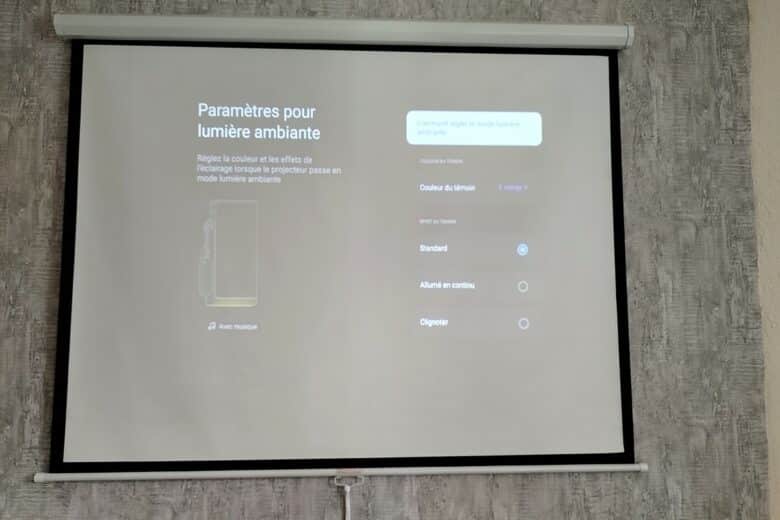 Le vidéoprojecteur XGIMI MoGo 4 en action, affichant son interface sur un écran mural.