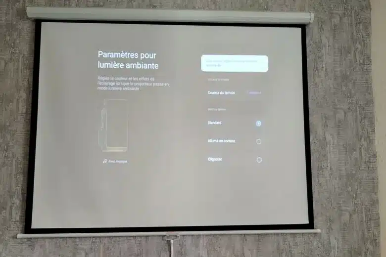 Le vidéoprojecteur XGIMI MoGo 4 en action, affichant son interface sur un écran mural.