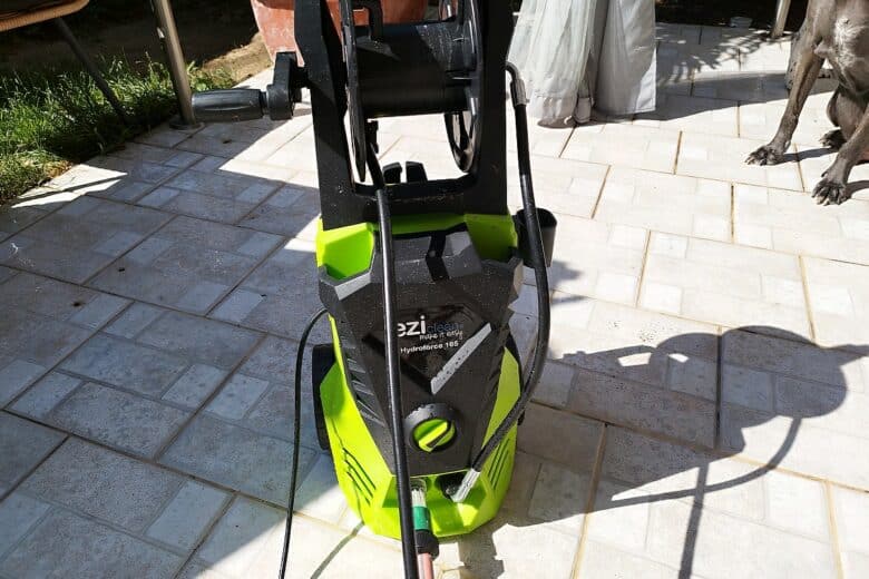 Vue générale du nettoyeur haute pression EZIclean Hydroforce 165 installé et opérationnel sur la terrasse.