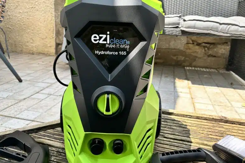 Vue avant du nettoyeur haute pression EZIclean Hydroforce 165 prêt à l’emploi.