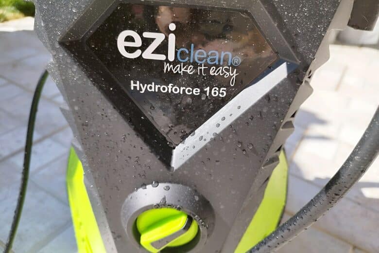 Détail de la façade avant du nettoyeur haute pression EZIclean Hydroforce 165 en fonctionnement.