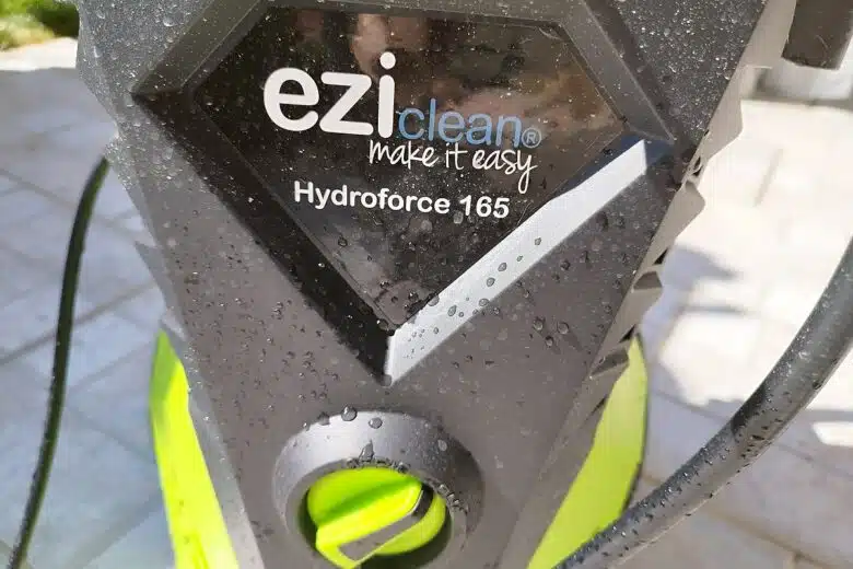 Détail de la façade avant du nettoyeur haute pression EZIclean Hydroforce 165 en fonctionnement.