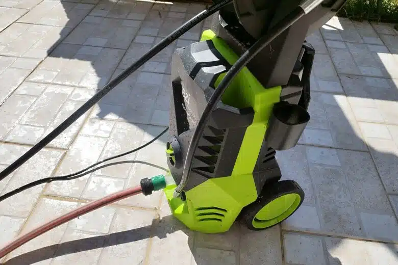 Vue latérale du nettoyeur haute pression EZIclean Hydroforce 165 connecté et prêt à l’utilisation.