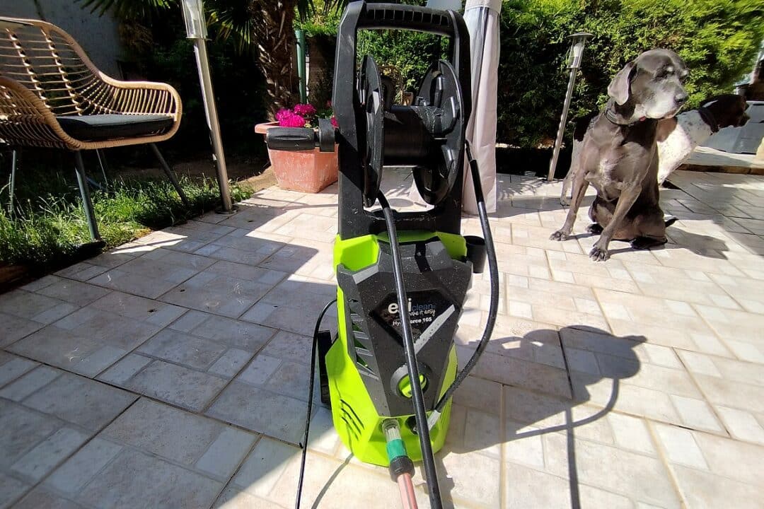 Nettoyeur haute pression EZIclean Hydroforce 165 en pleine session de nettoyage sur la terrasse.