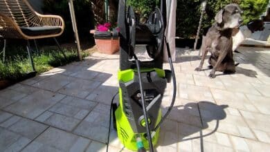 Nettoyeur haute pression EZIclean Hydroforce 165 en pleine session de nettoyage sur la terrasse.