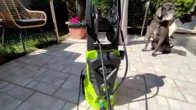 Nettoyeur haute pression EZIclean Hydroforce 165 en pleine session de nettoyage sur la terrasse.