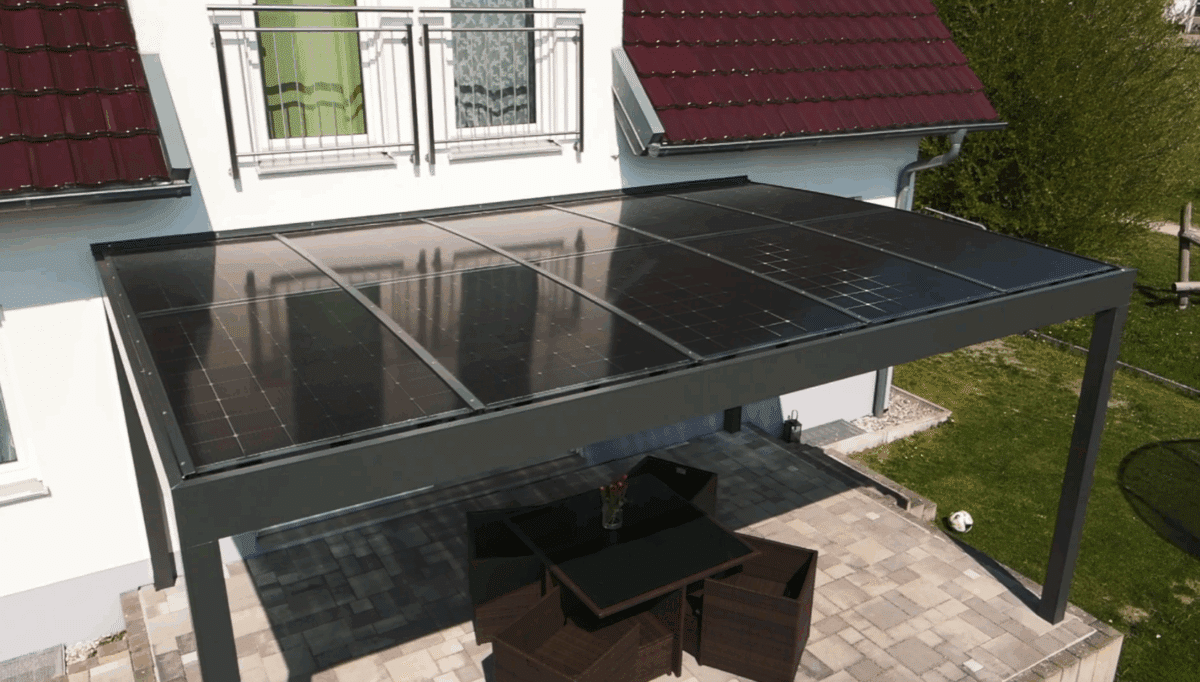 Alukov construit des pergolas solaires qui récupèrent l'eau de pluie, un coin d'ombrage et d'autoconsommation. Crédit photo : Alukov a.s. (capture d'écran vidéo YouTube)