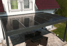 Alukov construit des pergolas solaires qui récupèrent l'eau de pluie, un coin d'ombrage et d'autoconsommation. Crédit photo : Alukov a.s. (capture d'écran vidéo YouTube)