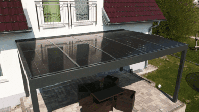 Alukov construit des pergolas solaires qui récupèrent l'eau de pluie, un coin d'ombrage et d'autoconsommation. Crédit photo : Alukov a.s. (capture d'écran vidéo YouTube)