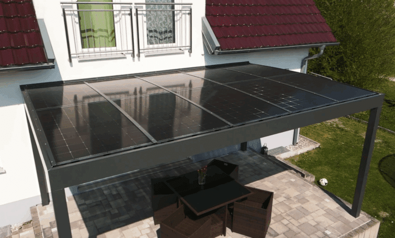 Alukov construit des pergolas solaires qui récupèrent l'eau de pluie, un coin d'ombrage et d'autoconsommation. Crédit photo : Alukov a.s. (capture d'écran vidéo YouTube)