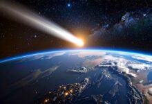 Un corps céleste passe près de la Terre.