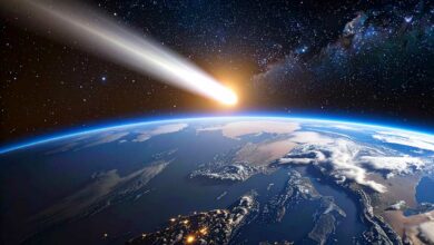 Un corps céleste passe près de la Terre.