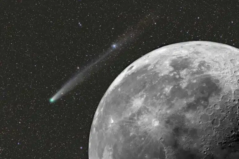 Image d'une comète passant dans le champ de la Lune.