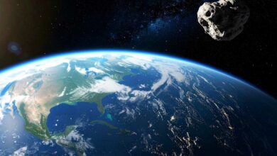Un astéroïde croise l'orbite de la Terre.