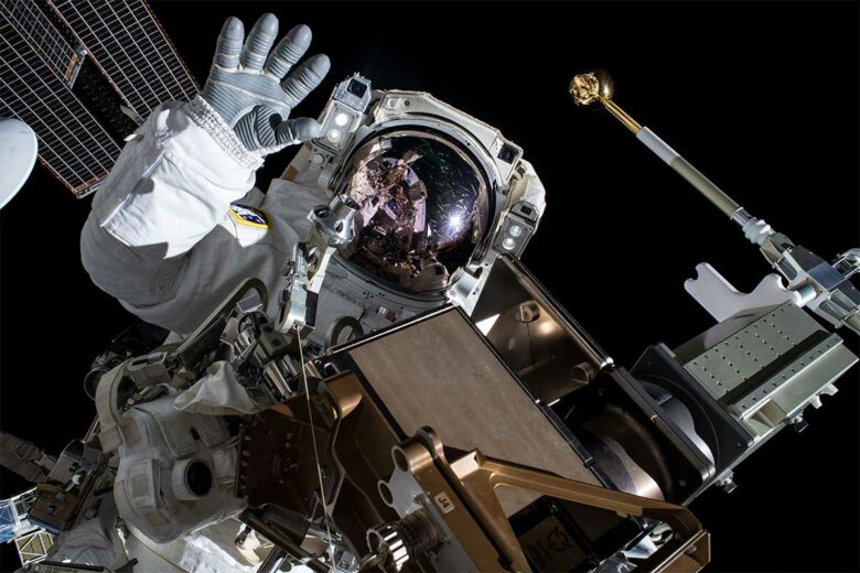 Un astronaute lors d'une mission spatiale.