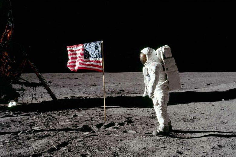 Un astronaute en combinaison.