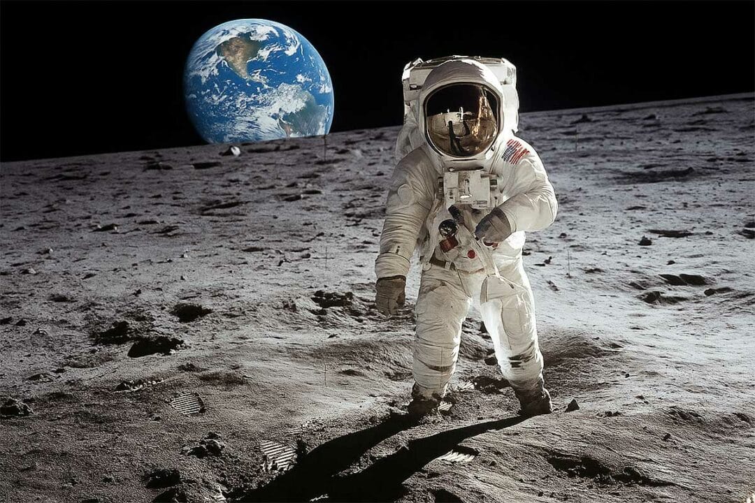 Un astronaute marche sur la Lune avec la Terre en fond.
