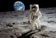 Un astronaute marche sur la Lune avec la Terre en fond.