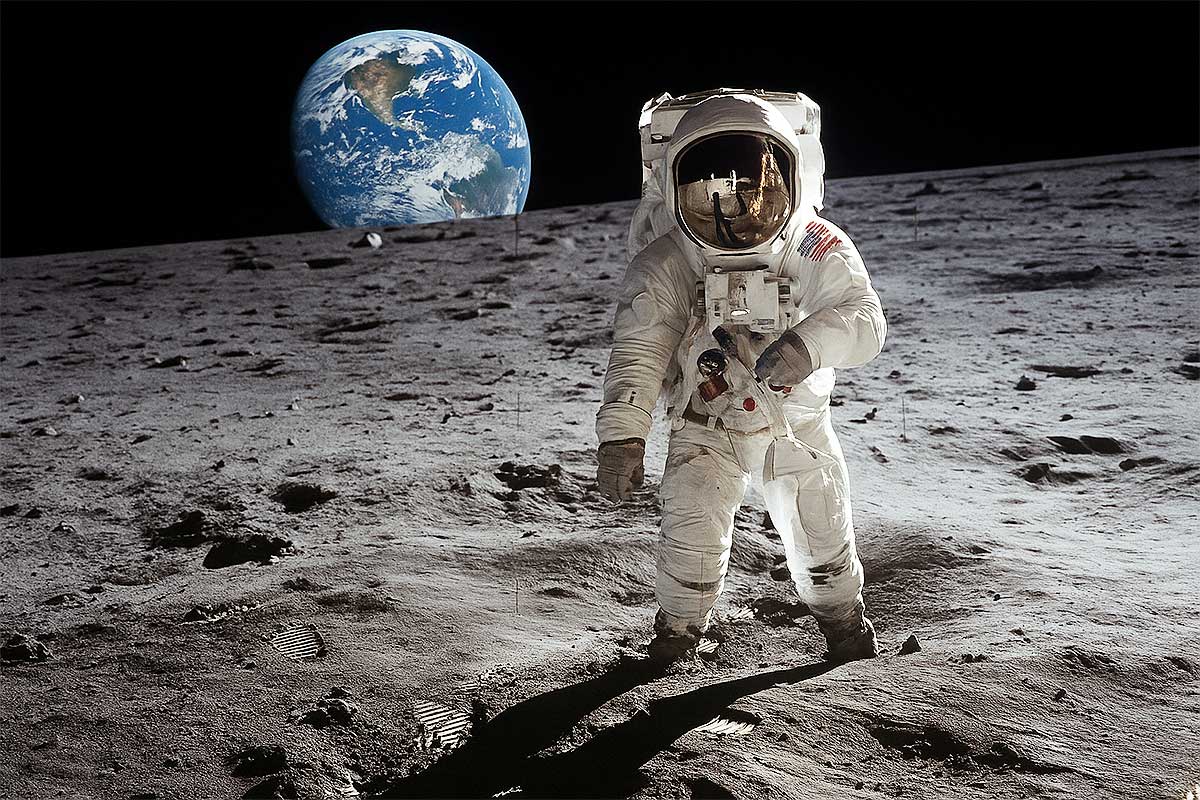 Un astronaute marche sur la Lune avec la Terre en fond.