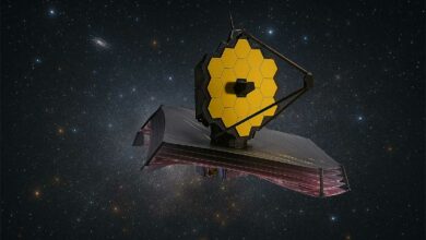 Le télescope James Webb et l'Univers en arrière plan.