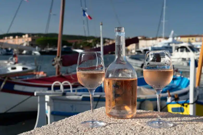Petit rappel, même si c'est agréable, l'apéro n'est pas le meilleur moyen de s'hydrater lorsqu'il fait chaud.