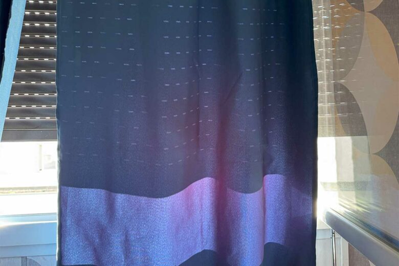 Pour lutter contre la chaleur, j'ai placé un linge humide à ma fenêtre.