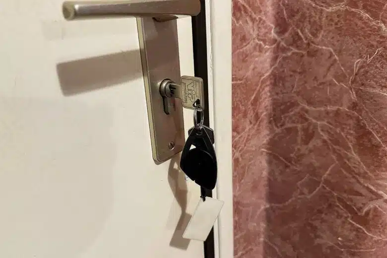 Laisser ses clés sur la serrure est contre-productif et ne dissuade pas les voleurs.