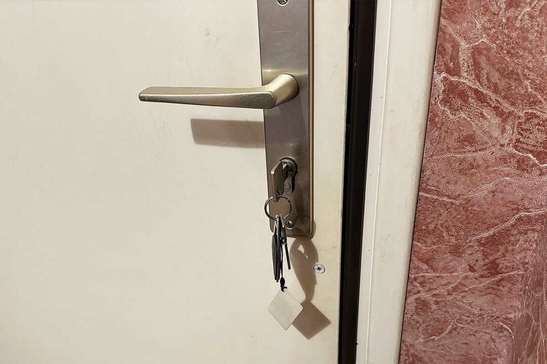 Laissez-vous vos clés sur la serrure la nuit ?