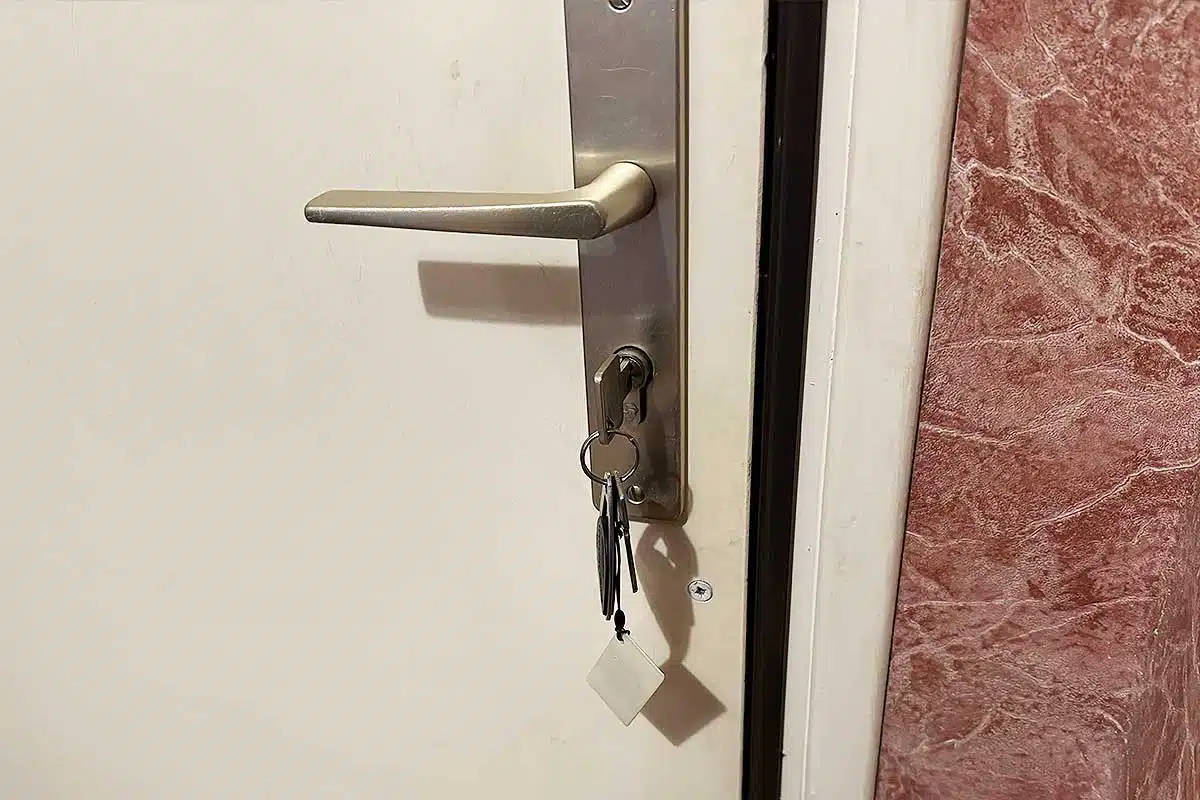 Laissez-vous vos clés sur la serrure la nuit ?