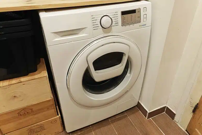 Un lave-linge dans une buanderie.