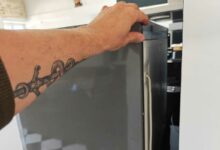 Un frigo dans une cuisine.