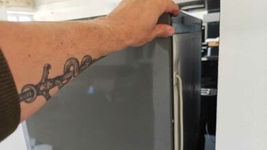 Un frigo dans une cuisine.