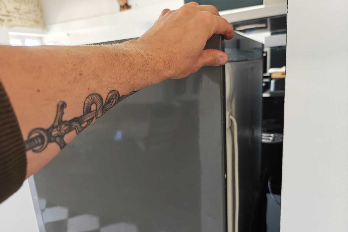 Un frigo dans une cuisine.
