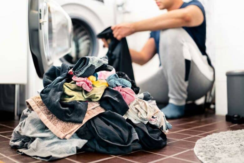 Une pile de vêtements sales.