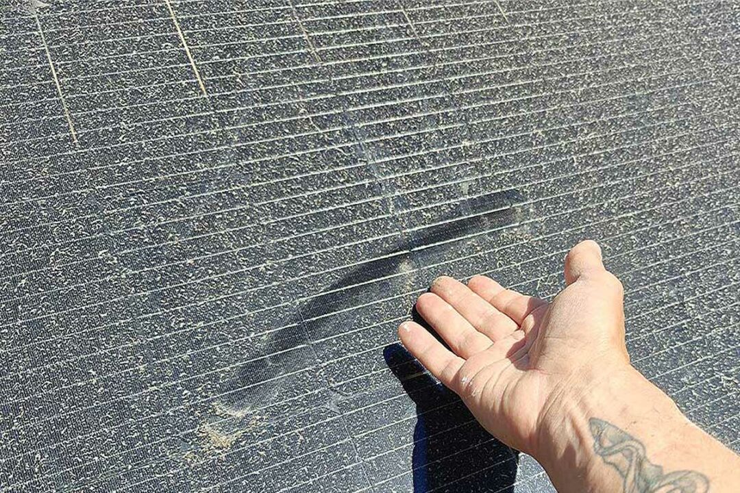 Des panneaux solaires poussiéreux.