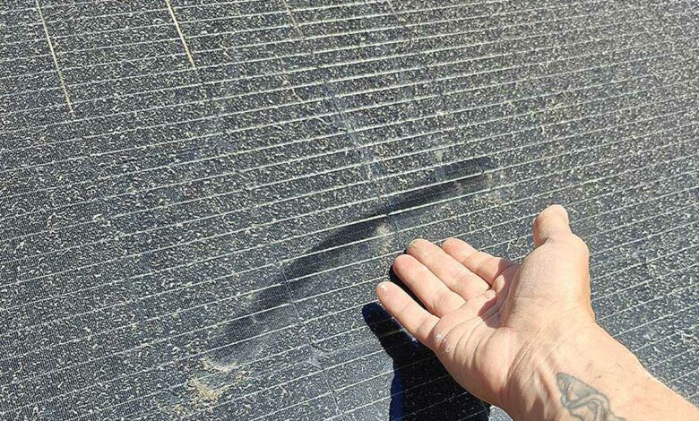 Des panneaux solaires poussiéreux.