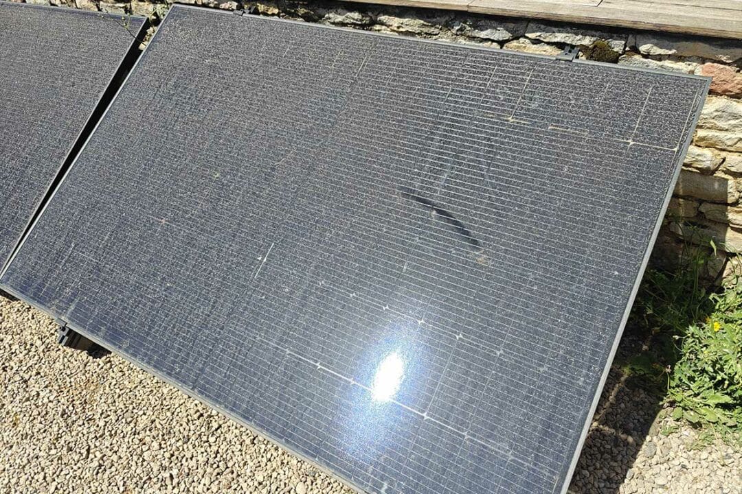 Des panneaux solaire poussiéreux.
