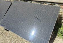 Des panneaux solaire poussiéreux.